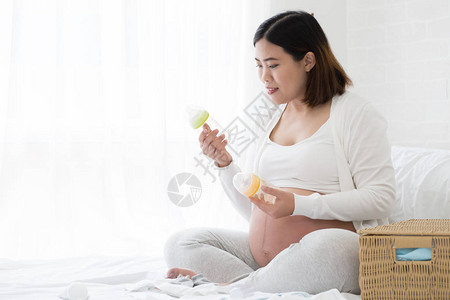 孕妇为新生儿选择瓶奶图片