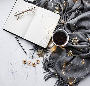 笔记本围巾咖啡和大理石图片