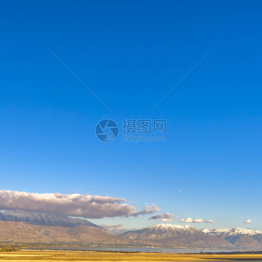 在平静的湖面和白雪皑的山上图片