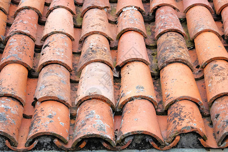 古老的房子屋顶上的旧陶瓦屋顶瓷砖屋图片