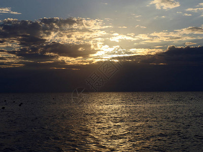 海上金色的夕阳图片