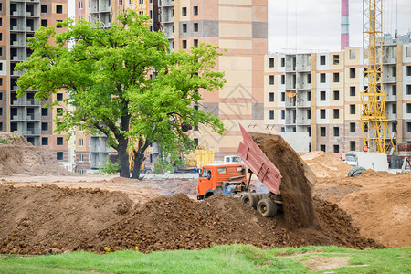 自卸车地建筑工地图片