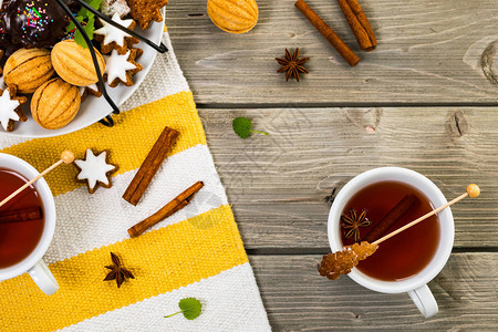 茶时间与辣肉桂茴香和蜂蜜茶背景上的木制背景图片