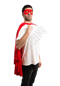 穿着面罩和红色斗篷的超级英雄男子自豪满图片