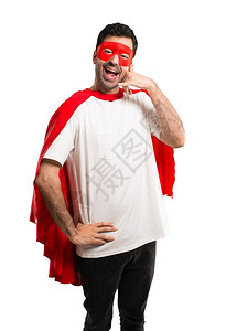 戴面罩和红色斗篷的超级英雄男子图片