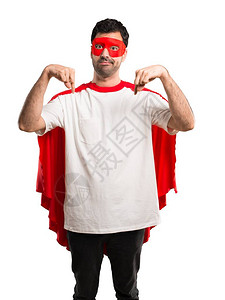 戴着面罩和红色斗篷的超级英雄男子用手指向下指着孤图片