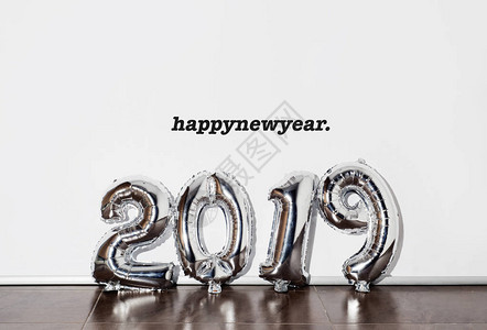 文本中新年快乐的新年和一些银色数字形气球图片