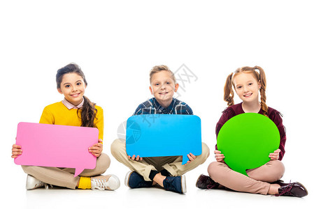 微笑的孩子们坐着拿着五彩的泡看着被白图片