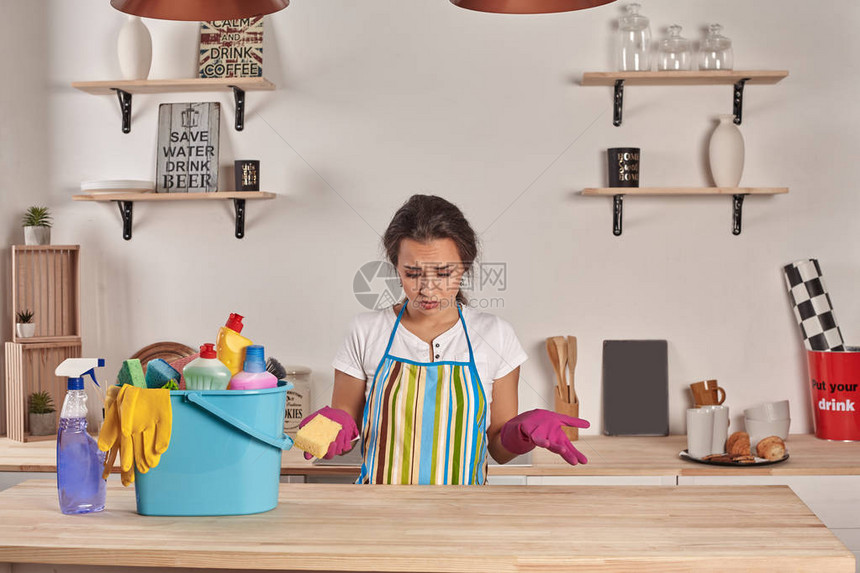 情感管家美丽的女人清洁厨房戴手套的女人图片