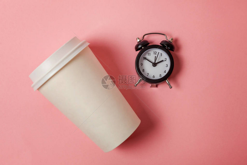 粉红色糊面彩色潮流背景的平板纸设计纸咖啡杯和闹钟请喝茶早餐饮料早安醒来时醒悟概念顶级图片