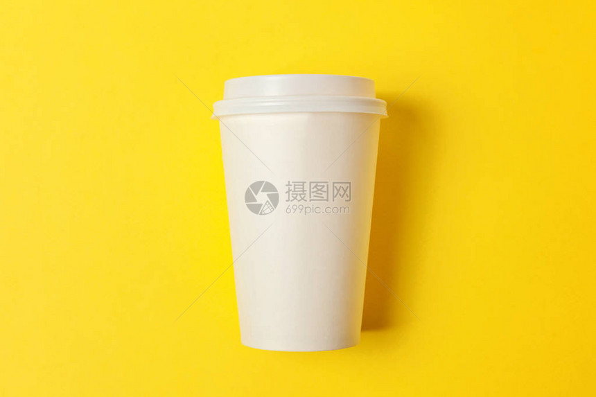 黄色彩背景上的简单平躺设计纸咖啡杯外卖饮料容器早上好醒概念饮料样机模板顶图片