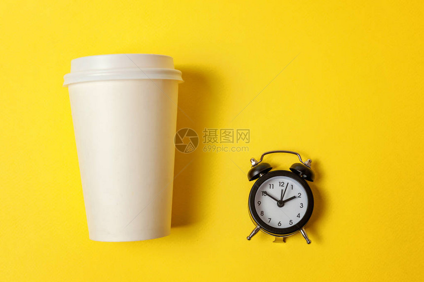 黄色彩时尚背景上的简单平躺设计纸咖啡杯和闹钟外卖饮料和早餐饮料早上好醒概念顶图片