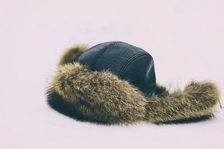 男人冬天的毛帽在自然雪上图片