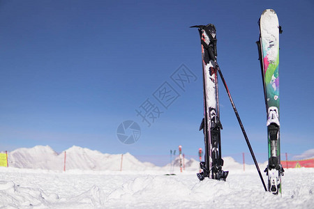 在雪地滑雪胜地度假的高山滑图片