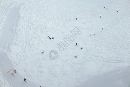 滑雪度假胜地冬季假期的山坡上骑滑雪车图片