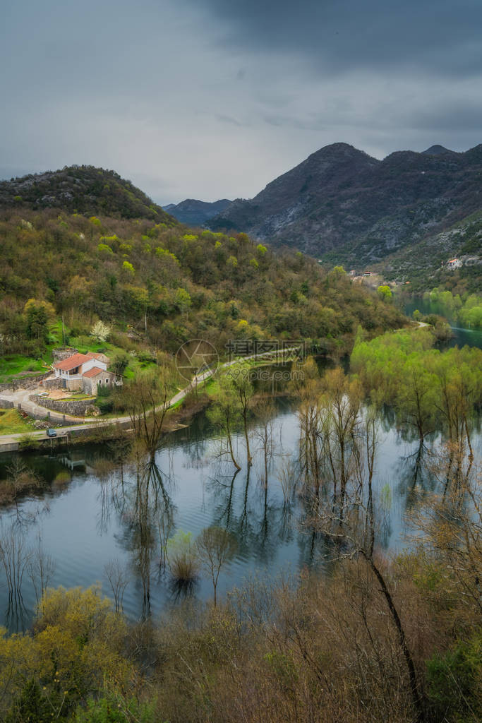小型农村庄家园和沿Rijekacronnojevica通往黑山Skadar湖国图片