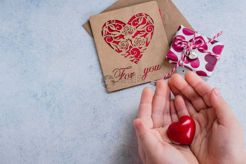 拿着红色心脏的孩子手情人节卡片与礼物和给你的信世界心脏日世界健康日医疗保健捐赠和家庭保险概图片