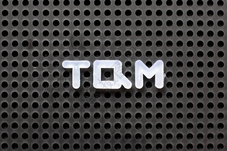 TQM字写有白字母的黑色折黑板总质量图片