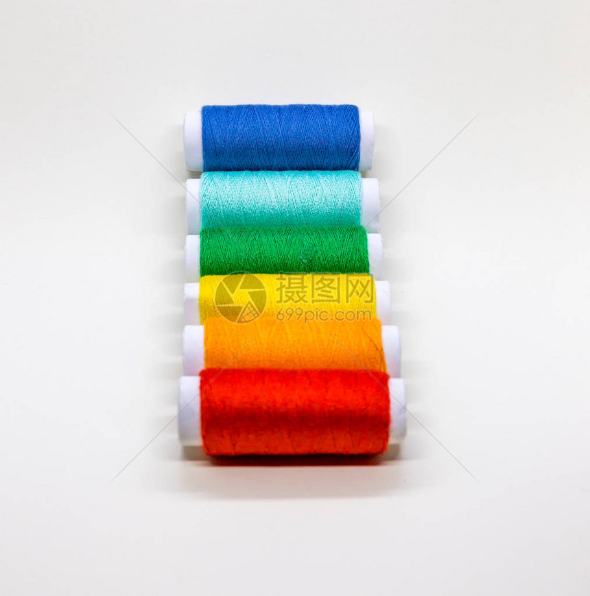 一连串红橙黄绿蓝和绿色的绳子图片