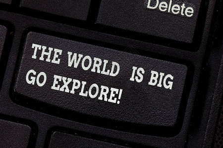 世界很大去看看写笔记显示世界很大去探索商业照片展示去冒险旅行并发现键盘意图创建计算机消息背景