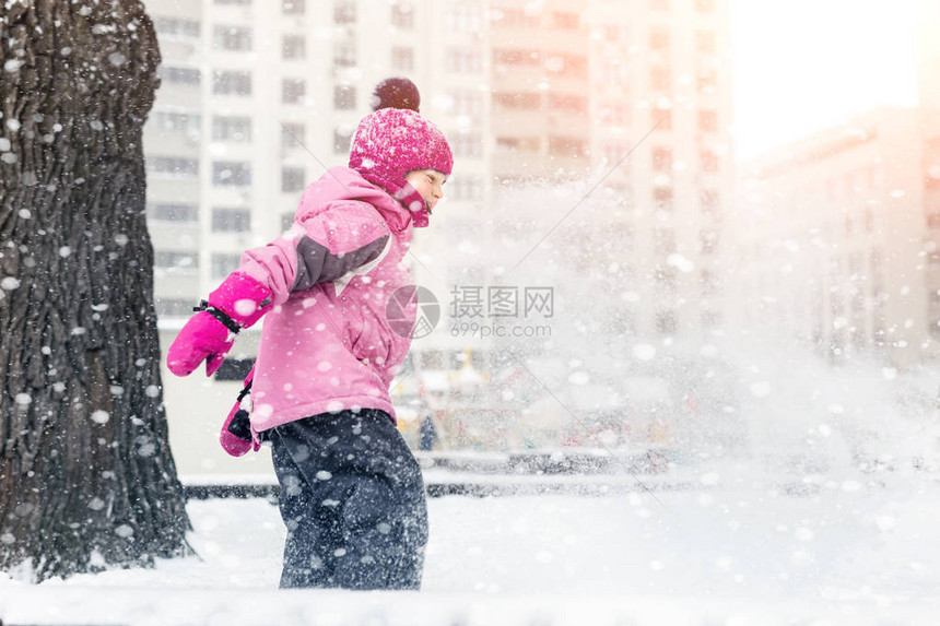 可爱的小宝贝女孩在冬天在操场上玩得开心儿童冬季运动和图片