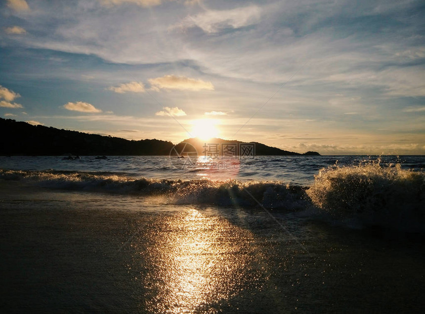 美丽的夕阳与海浪图片