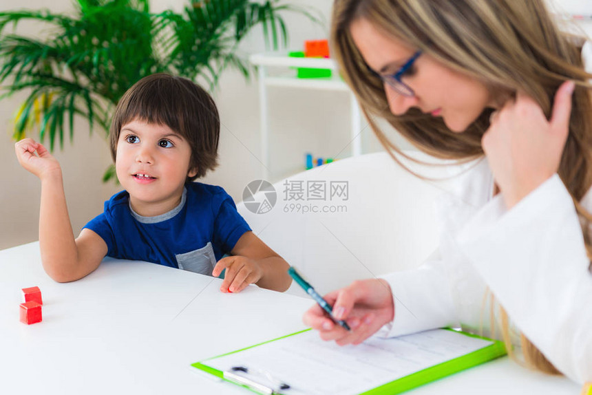 儿童心理学小男孩和图片