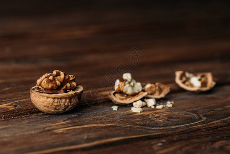 果壳中的胡桃作为木制桌子图片