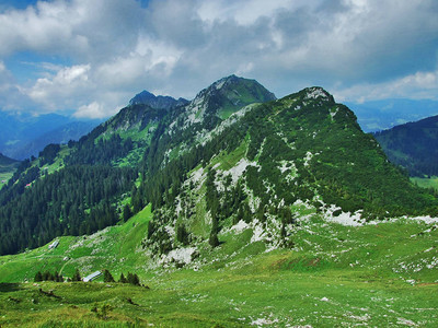 Obertoggenburg山的Neuenalpspitz峰顶图片