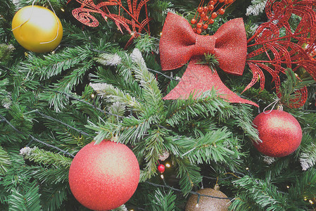 圣诞树装饰着红色和的图片