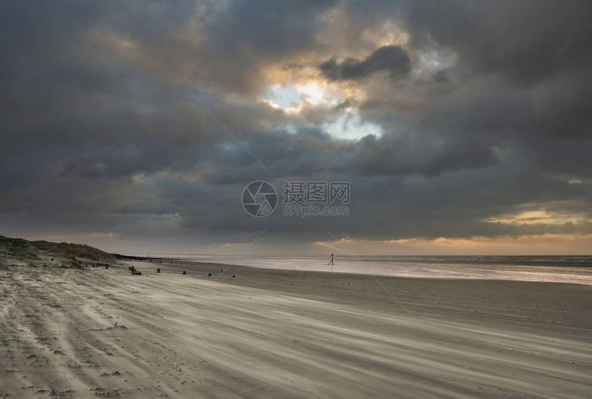 在苏塞克斯英格兰西维托海滩上美丽的冬季日出沙滩对图片