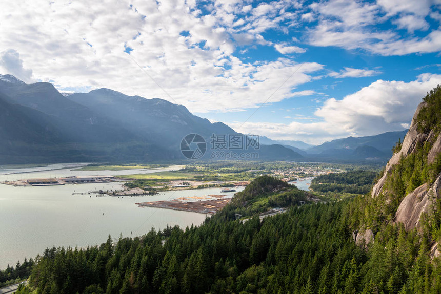 由Wooded山包围的Squamish市美丽的空中景象在夏末下午图片