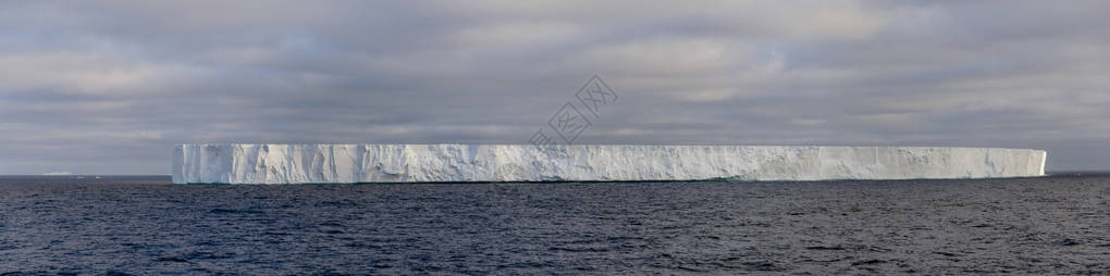 南极海的板状冰山图片