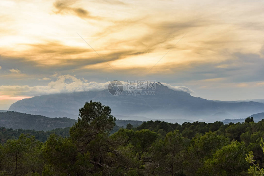 西班牙加泰罗尼亚圣洛伦德尔蒙特奥巴茨自然公园云层覆图片