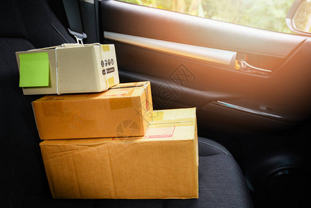 电子商务递送包裹在线购物和订购概念在送货车服务客户的汽车座椅上运送购图片