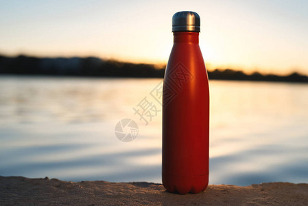 用于水的不锈红色热瓶背景图片