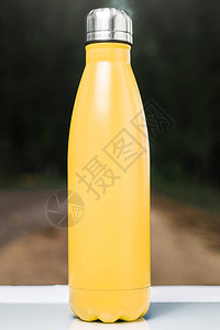 白色桌子上的不锈钢热水瓶户外黄色图片