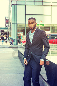 在纽约留胡子旅行的年轻非裔美国人男子图片
