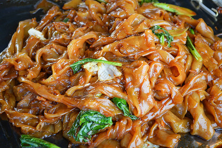 配有泰国蔬菜食品泰国大米面条在街上食物中炒图片