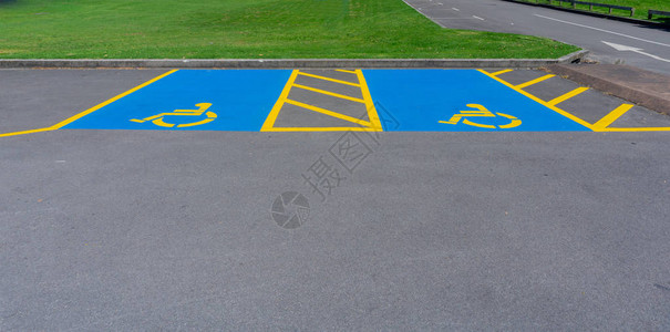 残疾人汽车公园在国际标准志牌上标出图片