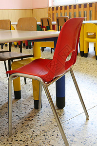 学校房间内儿童的红色椅子图片