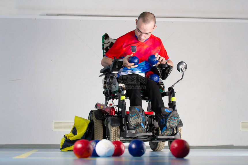 一名残疾人运动员坐在轮椅上图片