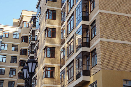 现代公寓建筑在蓝色的天空的城市里图片