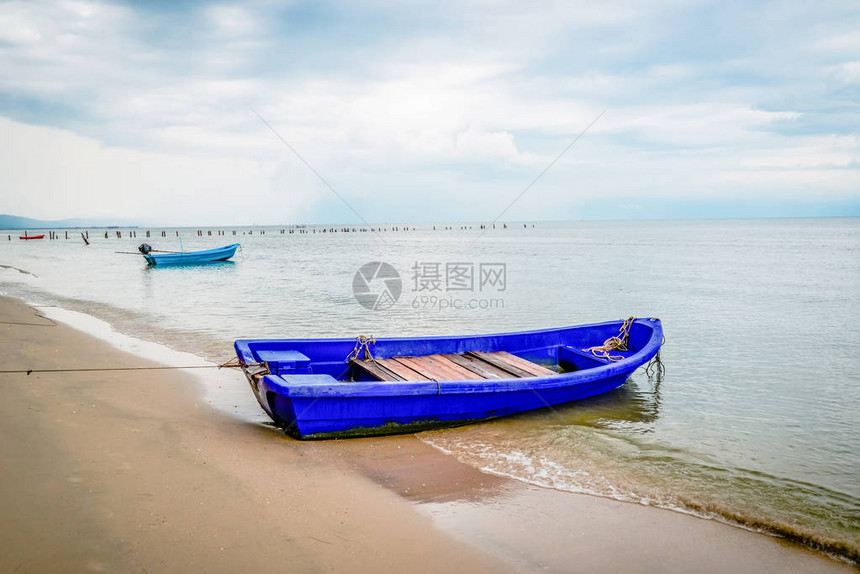 沙滩海热带海景船蓝色塑料渔船沙滩图片