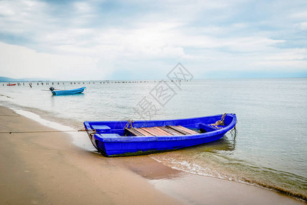 沙滩海热带海景船蓝色塑料渔船沙滩图片