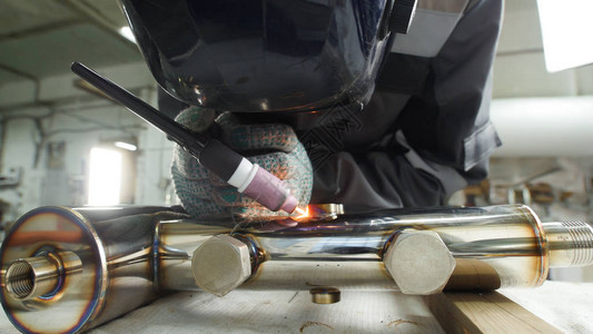 工业制造业一个从事铁管焊接工艺的男图片