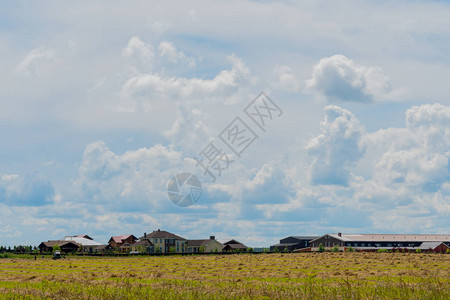 与云彩的农村风景图片