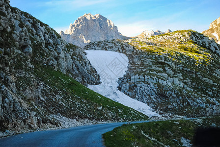 白天黑山区风景秀丽的道路图片