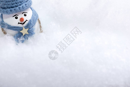 一个穿蓝帽子的小雪人和围巾图片