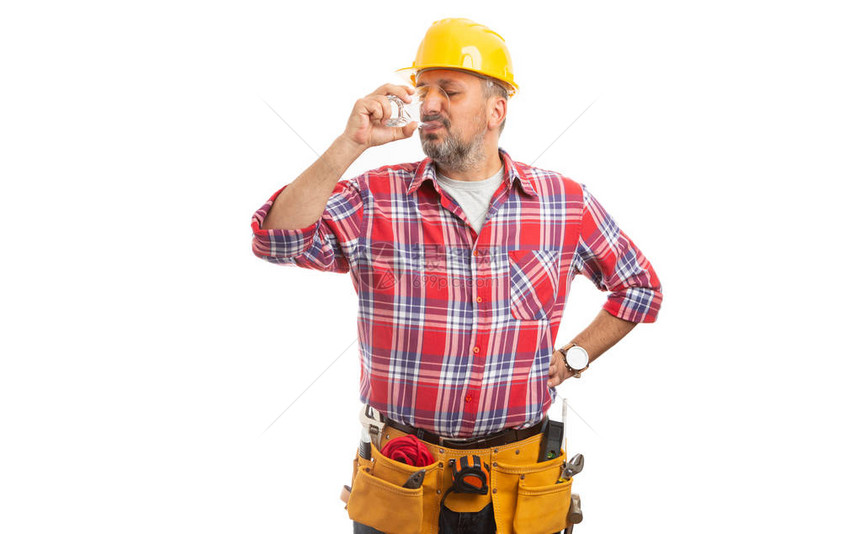 建筑工人在努力工作和体力劳动的同时喝杯水保持水分图片